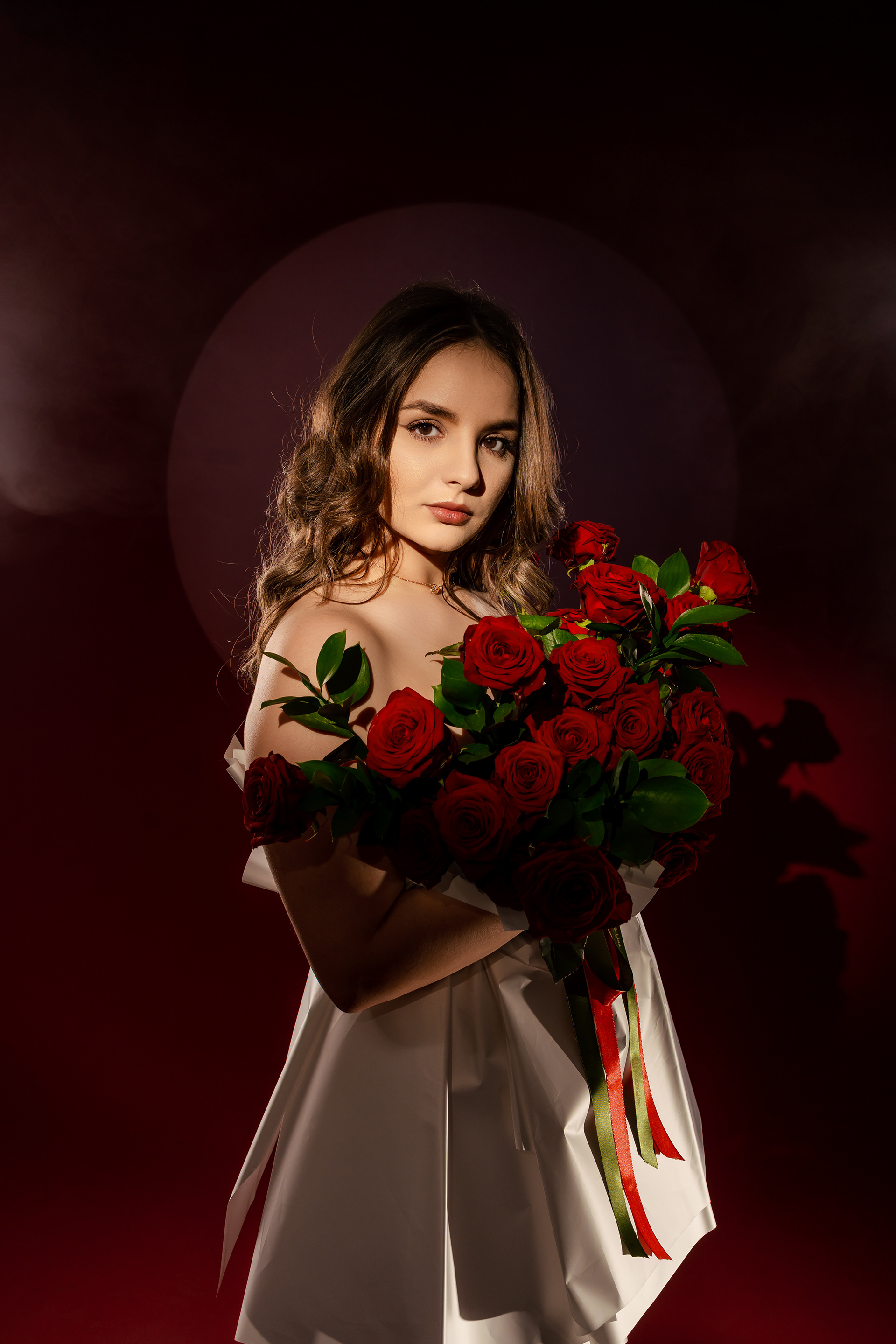 Studio Foto — fundal roșu intens cu trandafiri