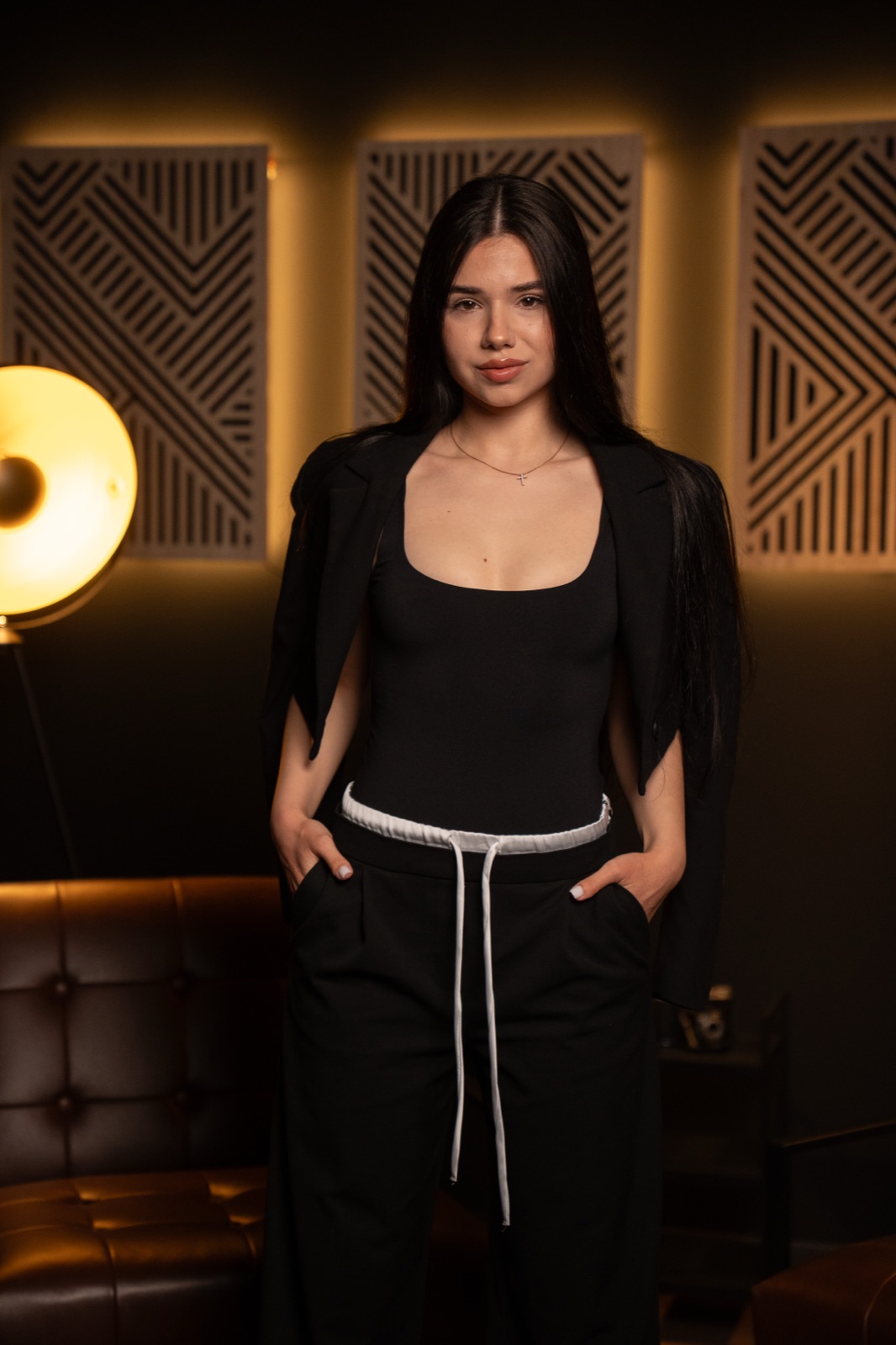 Studio Podcast — portret în fața peretelui cu panouri acustice