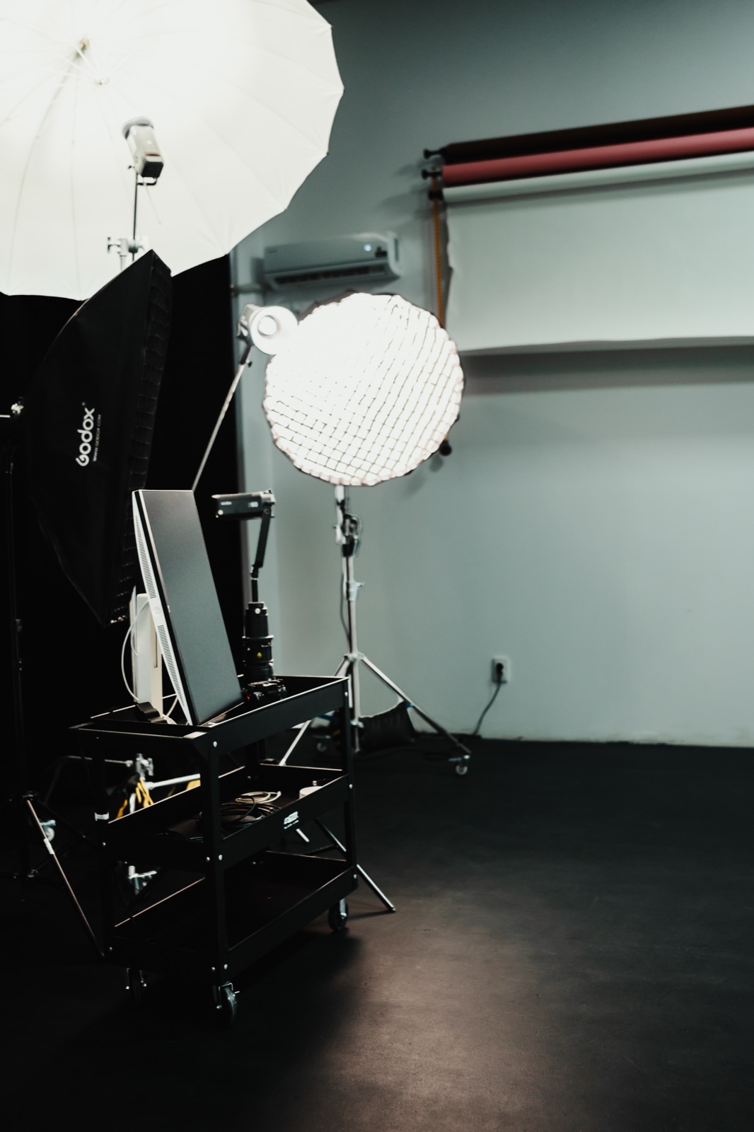 Studio Foto — fundaluri de hârtie și lumini Godox