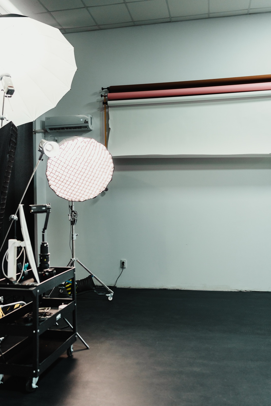 Studio Foto — colțul cu fundaluri de hârtie și aer condiționat