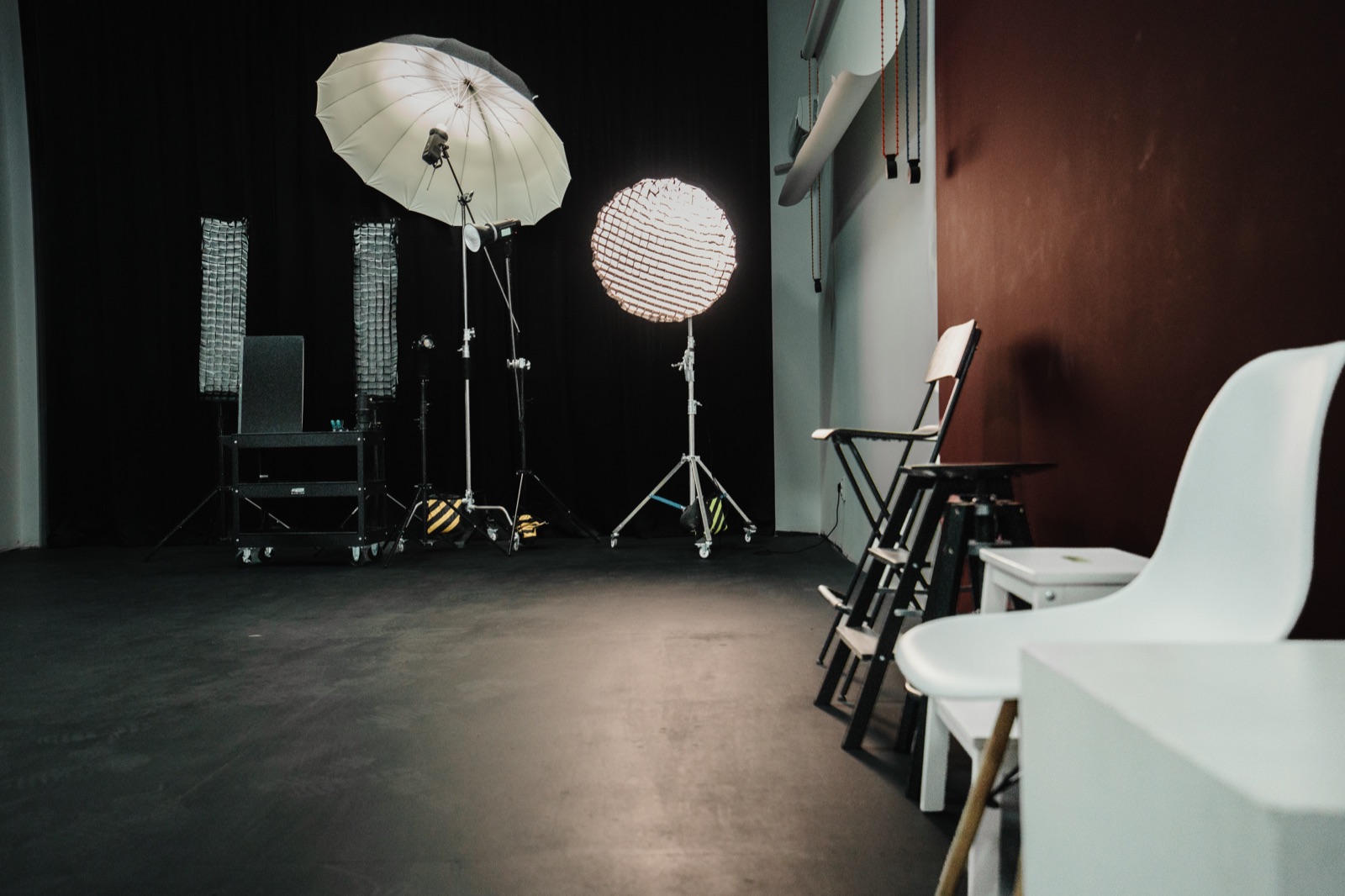 Studio Foto — umbrelă parabolică și beauty dish pregătite de ședință