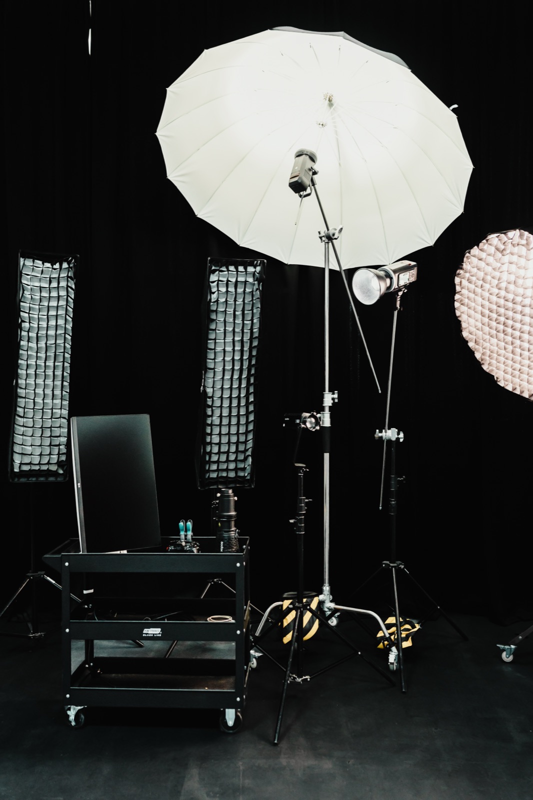 Studio Foto — cărucior de platou, stative și c-stand