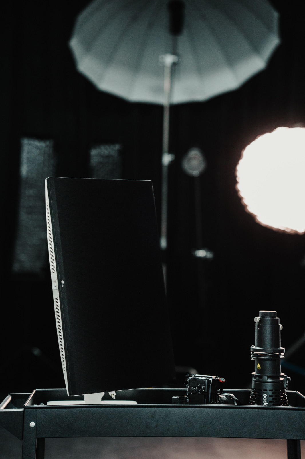 Studio Foto — monitor de platou pe căruciorul de lucru