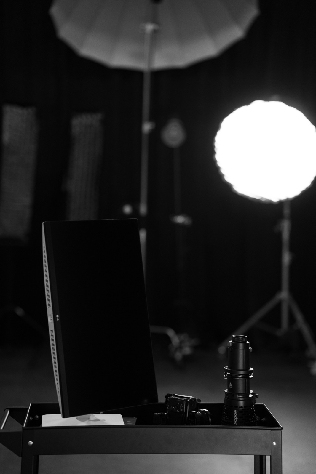 Studio Foto — setup de lumini pe fundal negru
