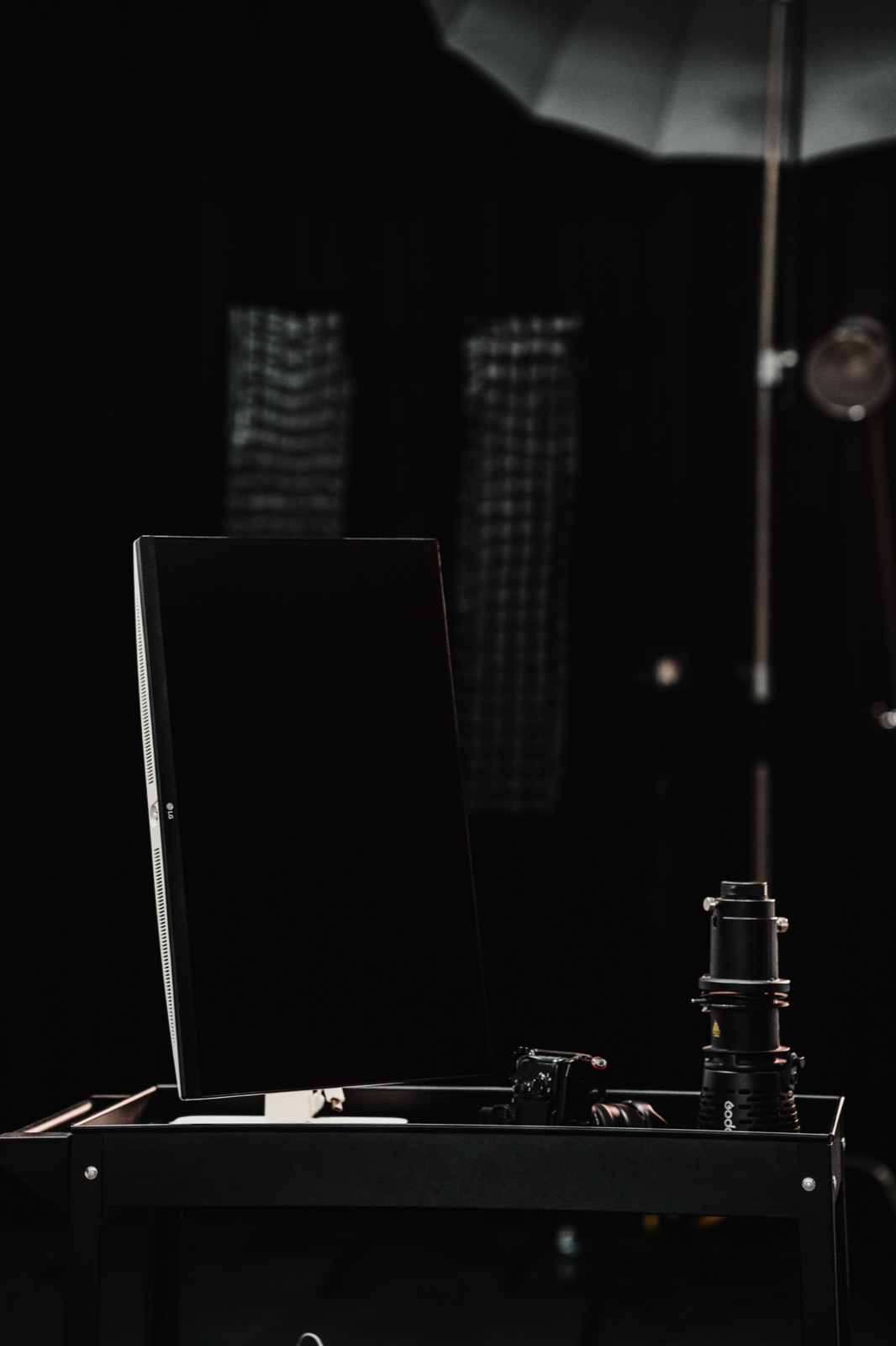 Studio Foto — detaliu de platou: obiectiv și monitor
