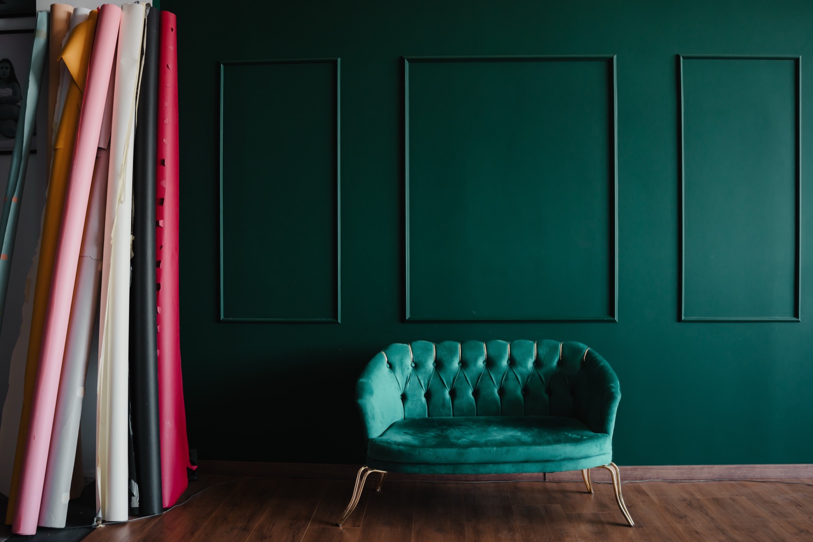 Perete verde de decor și role de fundal colorate