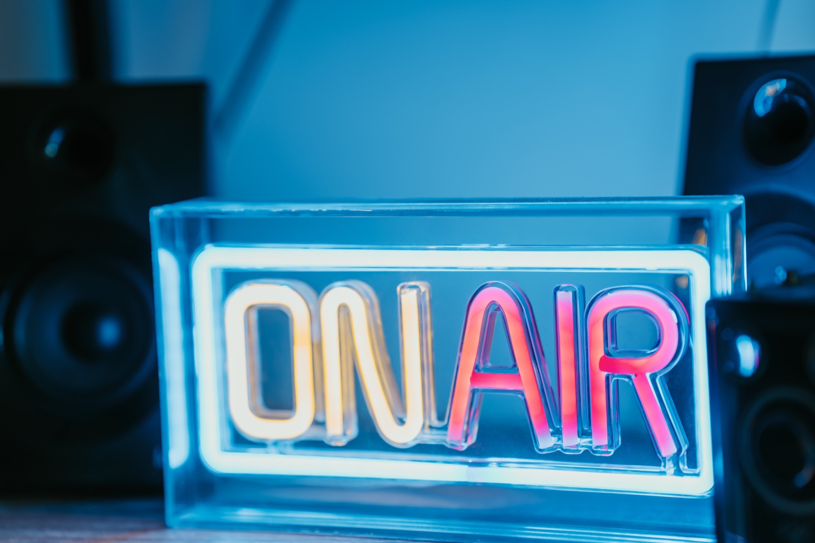 Neon ON AIR și boxe în zona de înregistrare