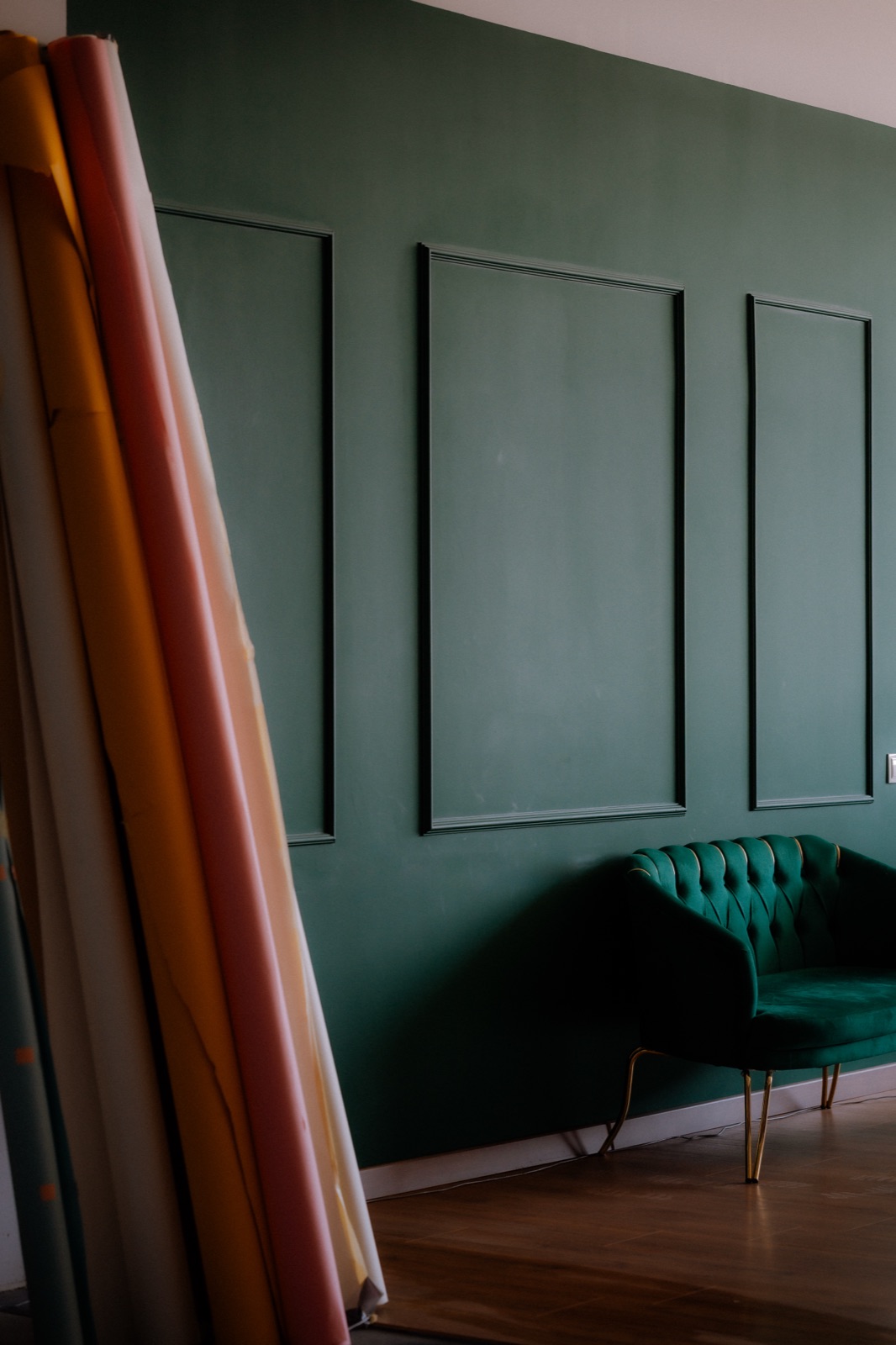 Studio Foto — decorul cu perete verde și canapea de catifea
