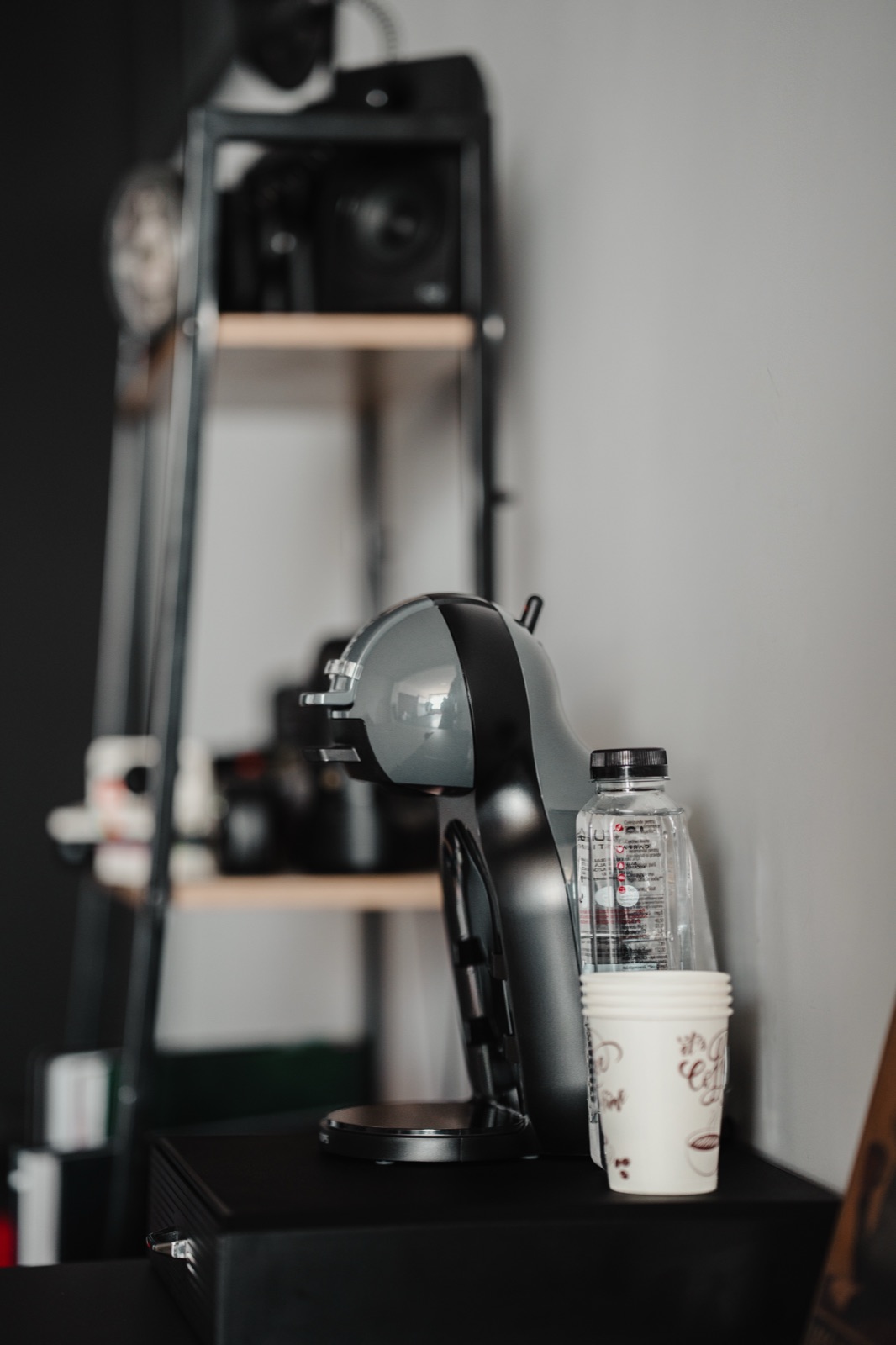 Studio Foto — zona de cafea, cu espressor și apă