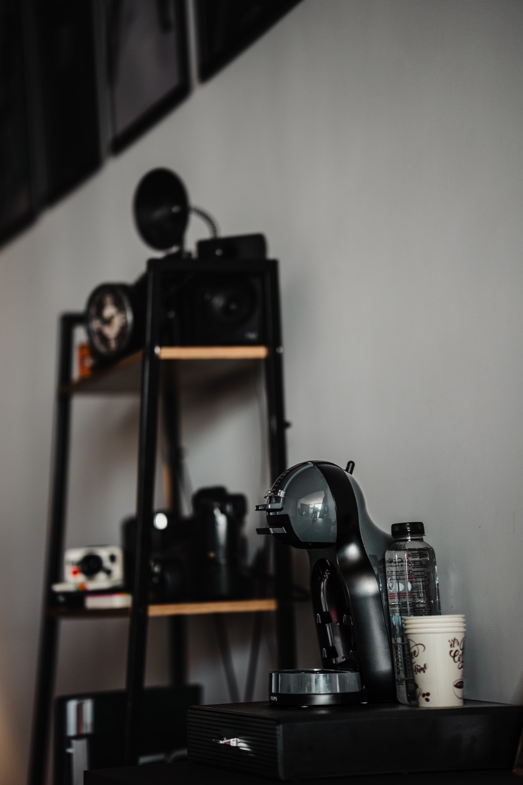 Studio Foto — raft cu aparate foto de colecție lângă zona de cafea