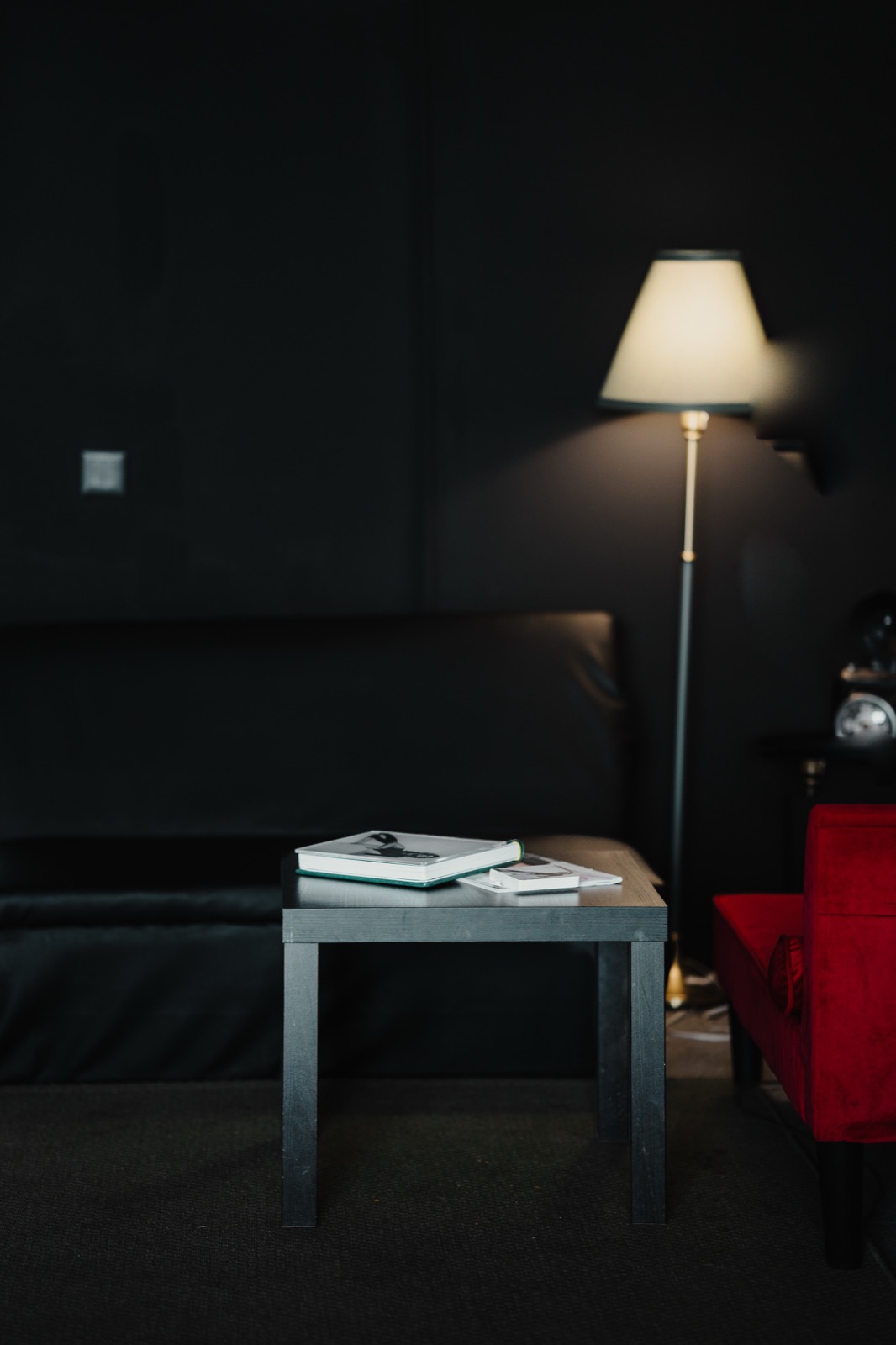 Studio Foto — zona de relaxare cu canapea, măsuță și lampă