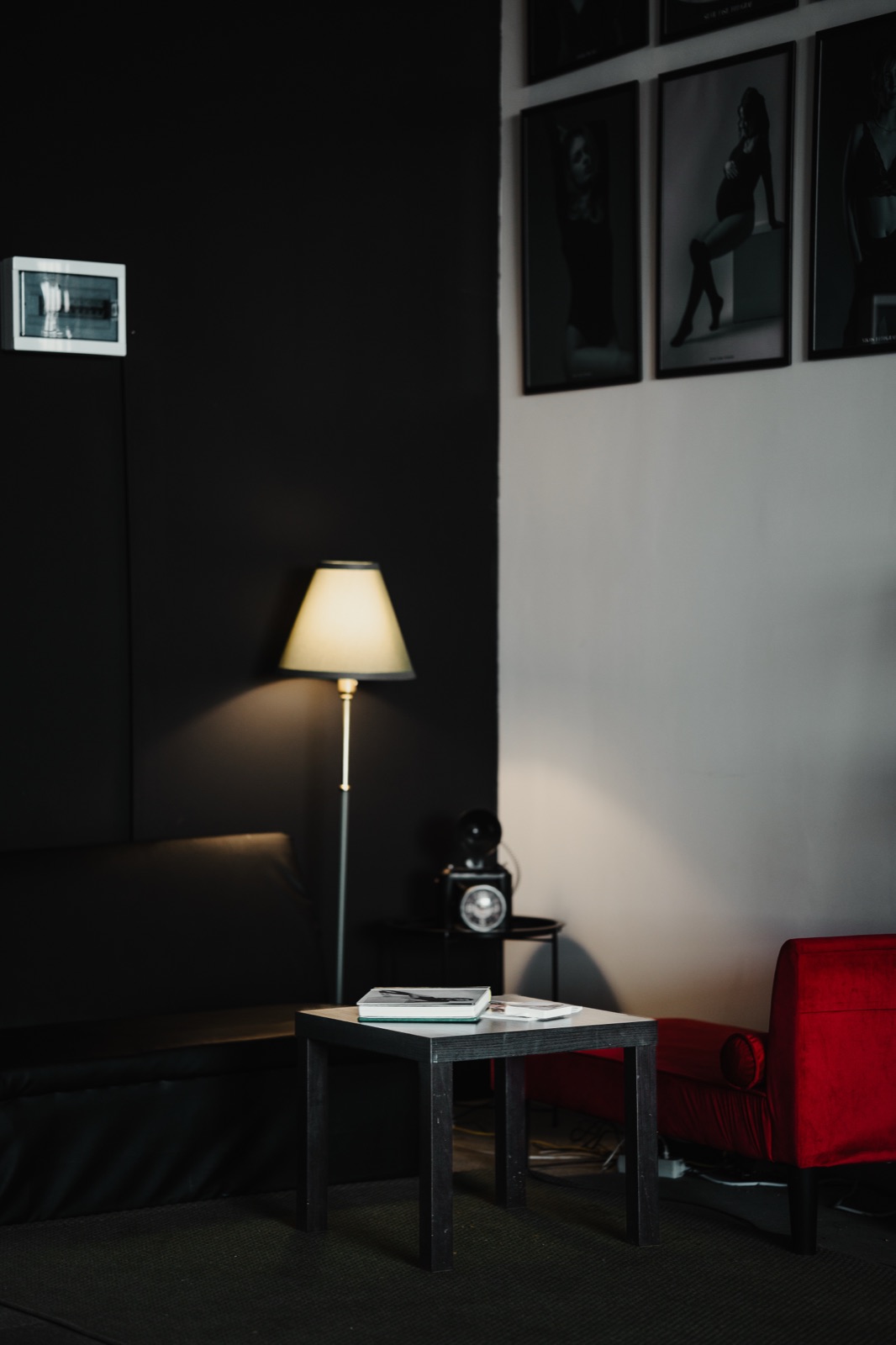Studio Foto — zona pentru clienți, cu printuri pe perete