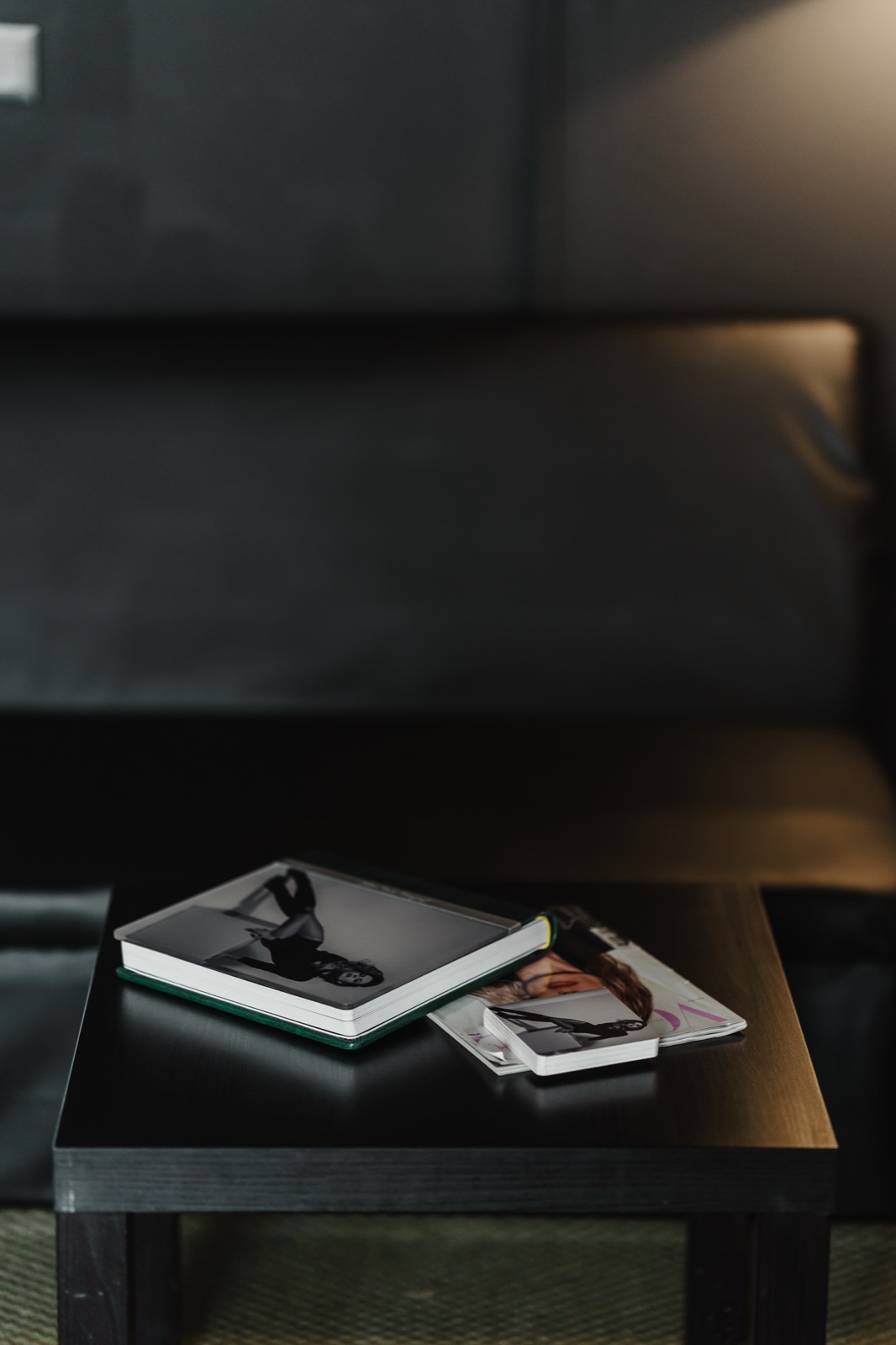 Studio Foto — măsuță cu albume foto lângă canapea