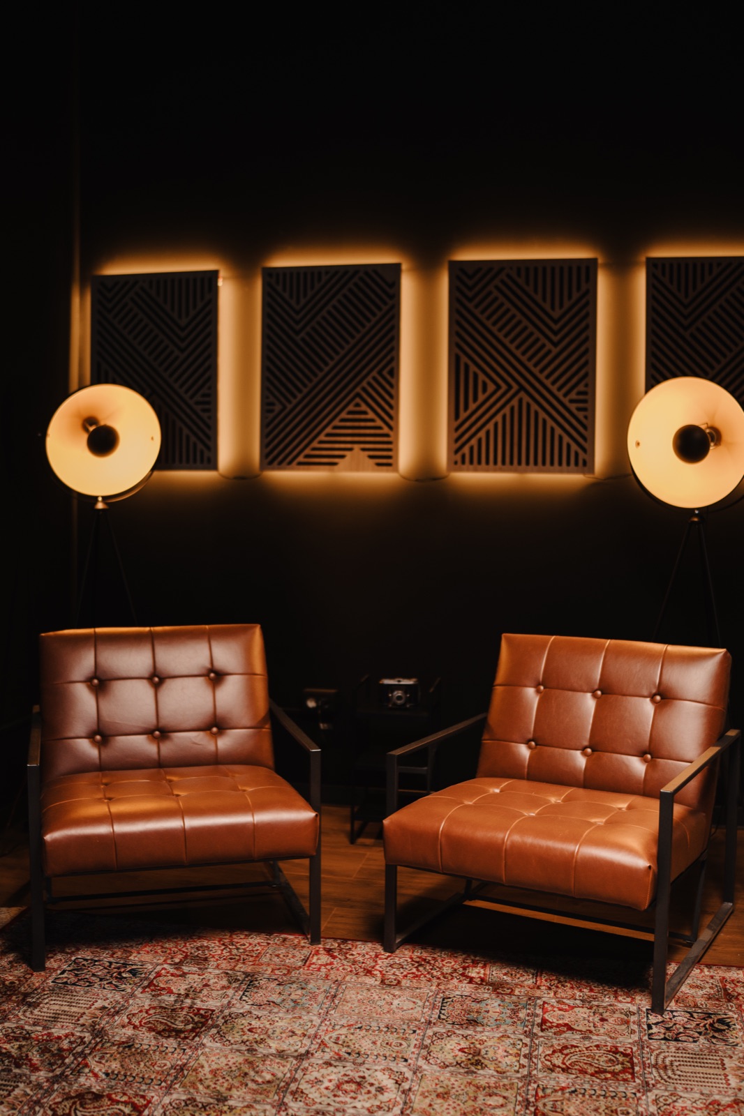 Studio podcast 35 m² — fotolii și panouri acustice iluminate