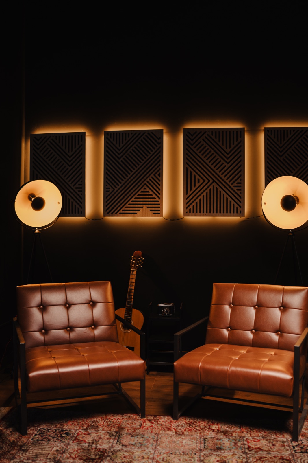 Studio Podcast — fotolii, chitară și panouri acustice pe perete