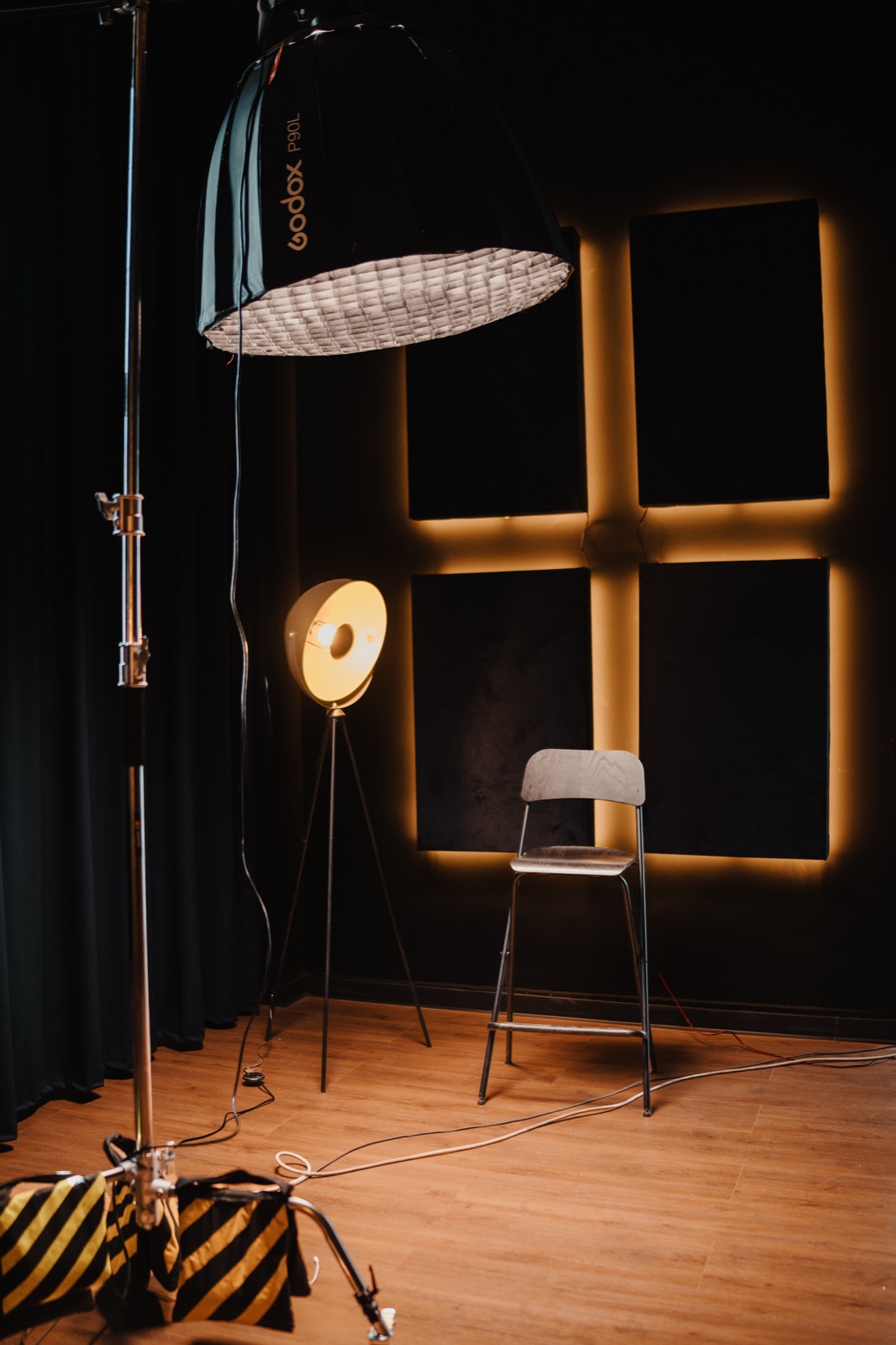Studio Podcast — softbox Godox montat și scaun de bar