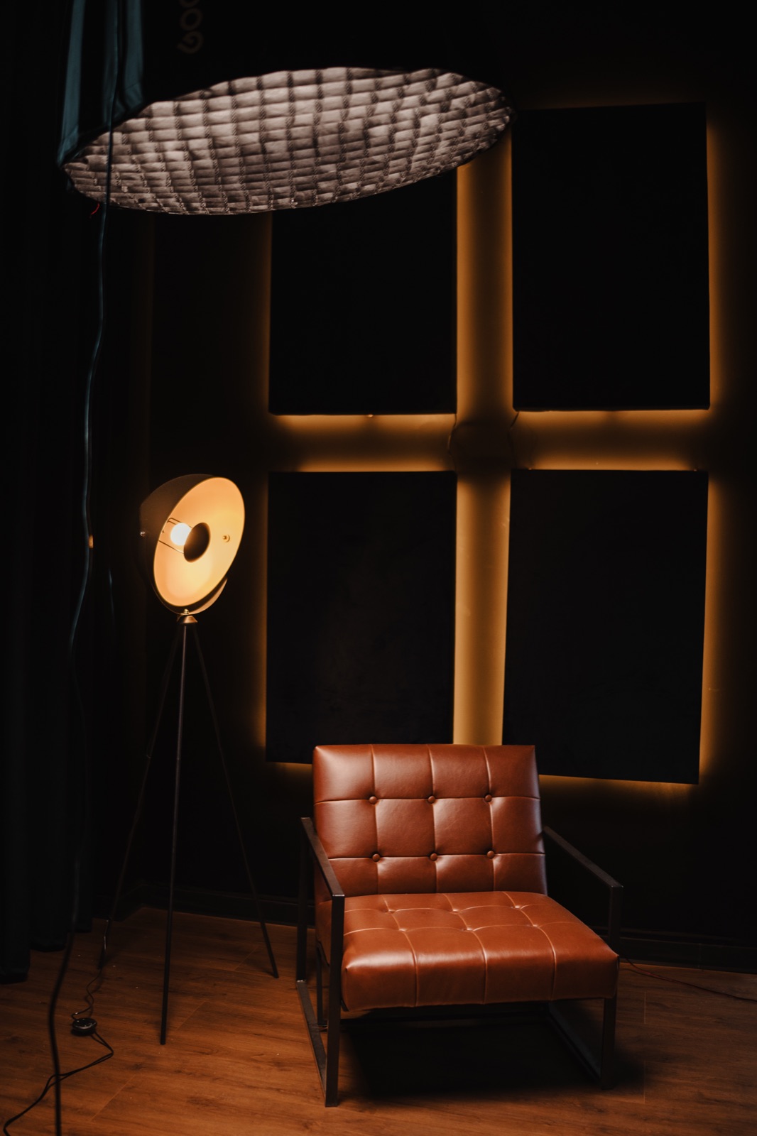 Studio Podcast — fotoliu de piele, lampă de podea și candelabru de rattan