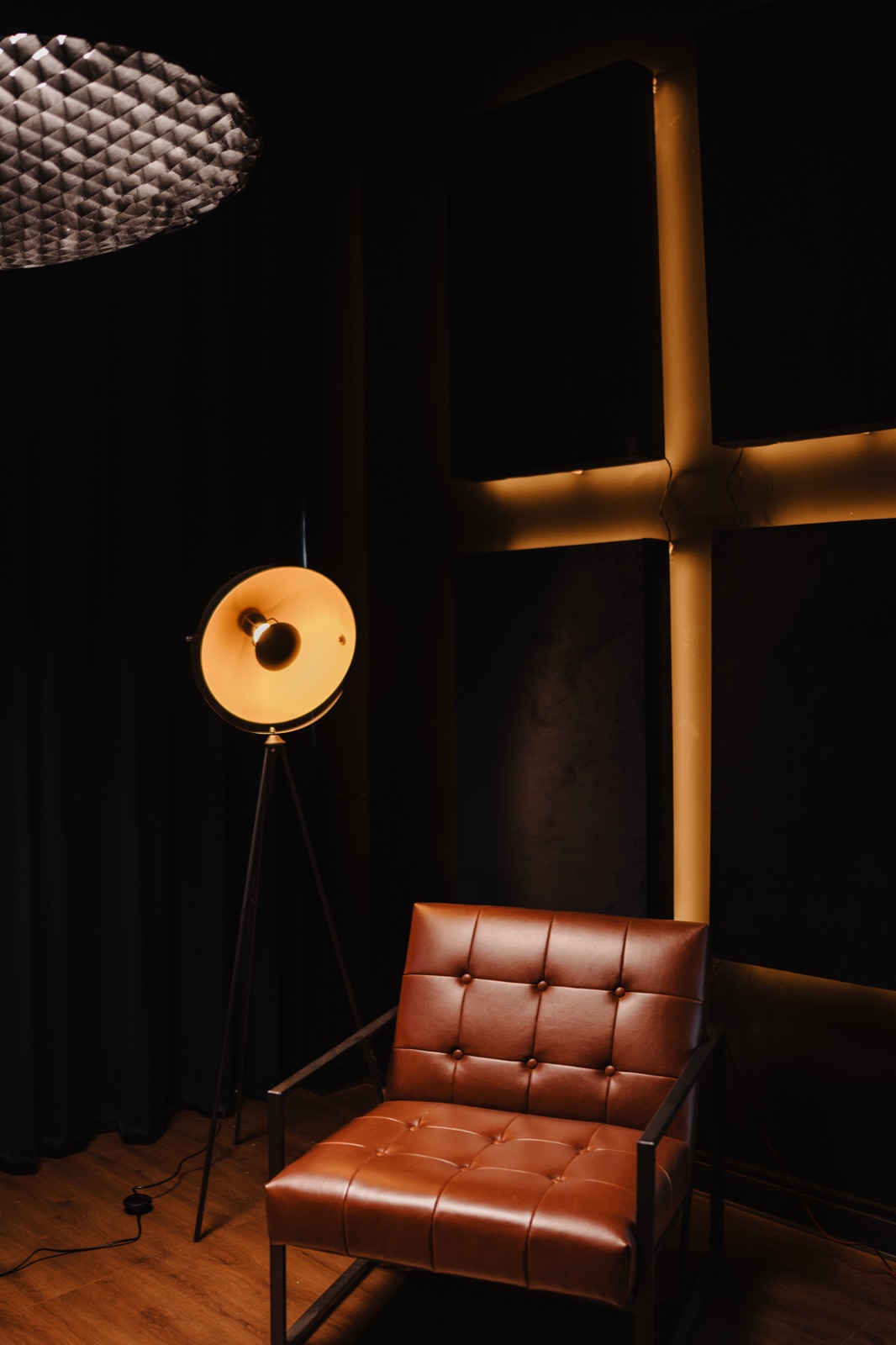 Studio Podcast — fotoliu de piele lângă draperia de catifea