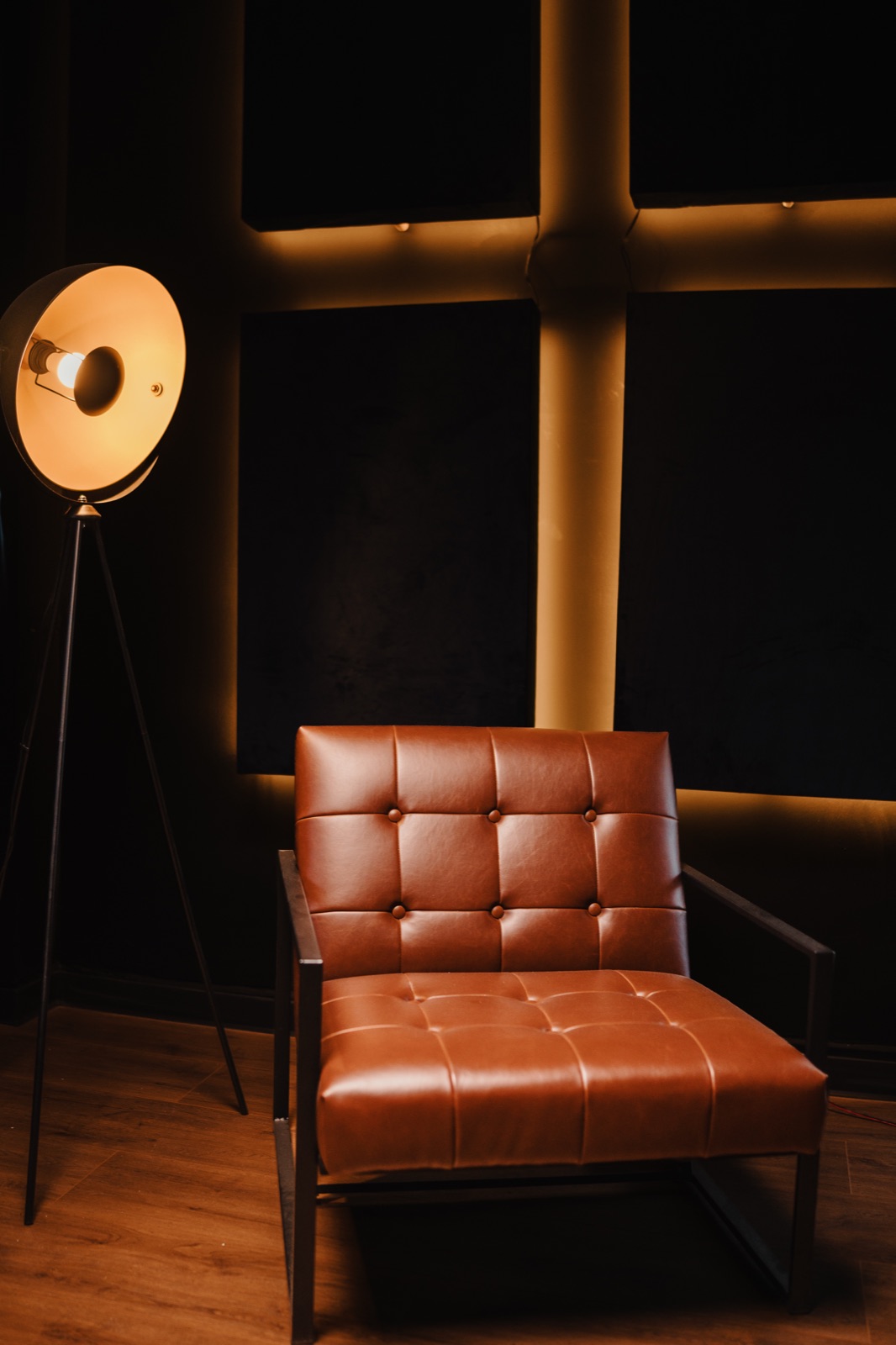 Studio Podcast — fotoliu de invitat cu lampă disc